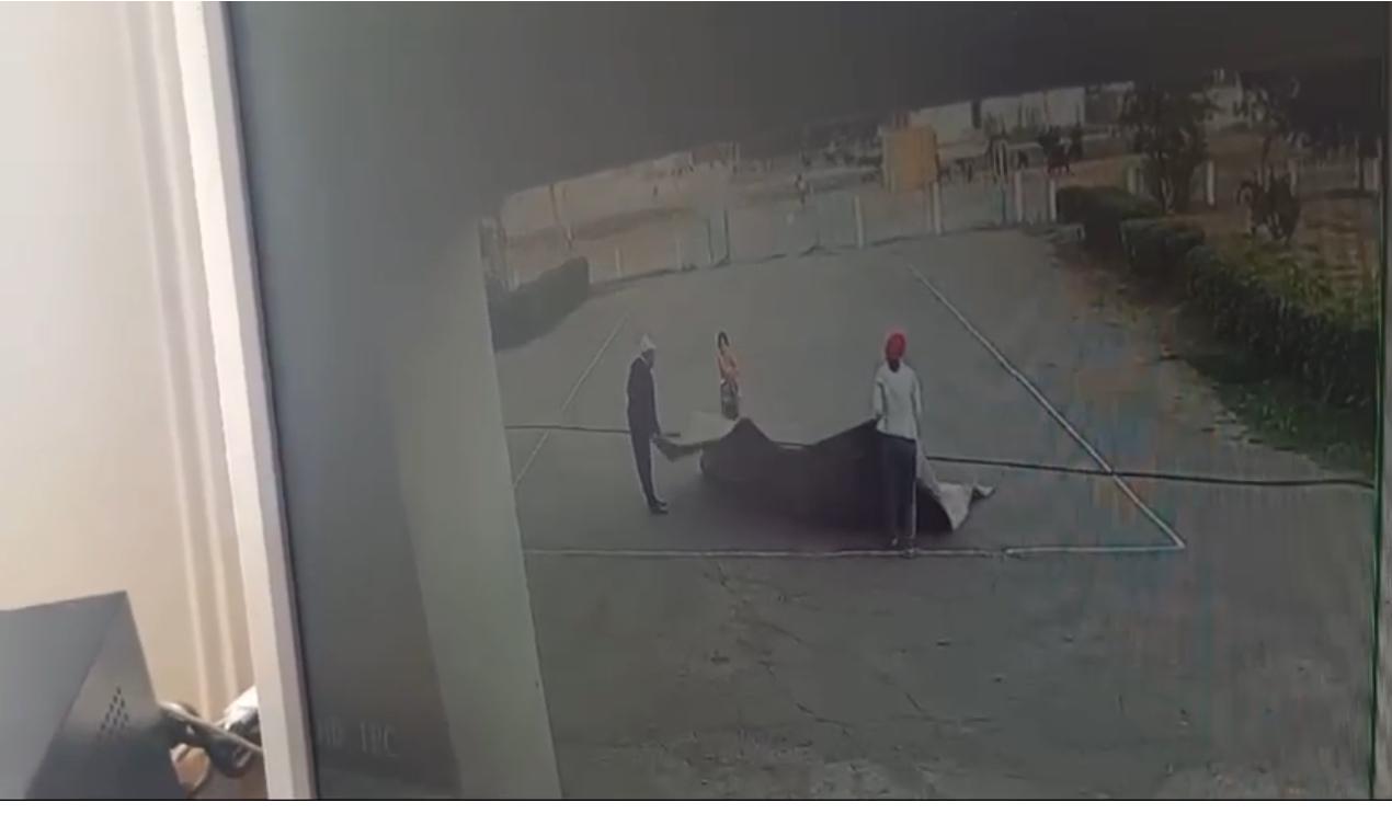 Замдиректора стирала свой ковёр на территории школы в ЗКО